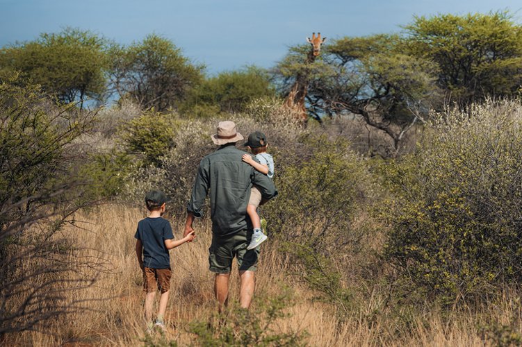 Kambaku-family-naturewalk