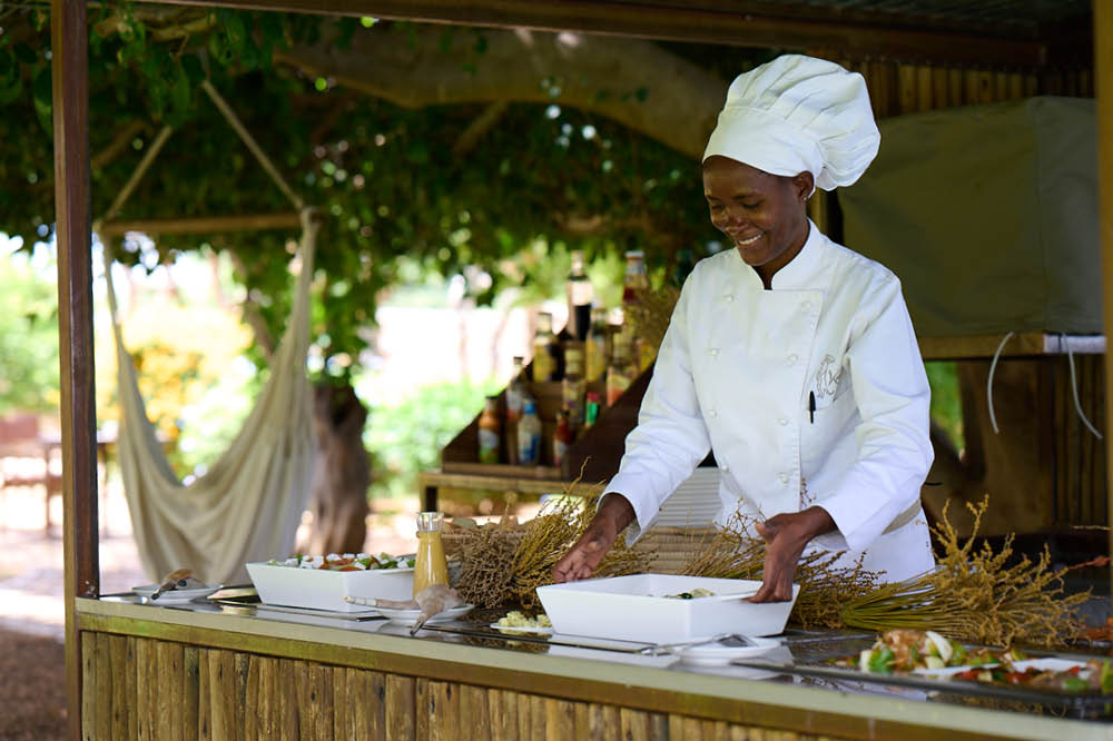 Kambaku-Lodge-Outdoor-Lunch-2